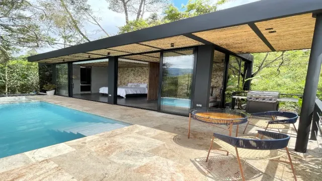 Cabaña de lujo en glamping Bucaramanga con piscina privada y terraza rodeada de naturaleza.