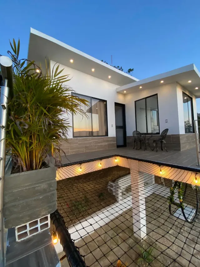 Suite moderna en hoteles y glamping con balcón interior, diseño minimalista y luz natural.