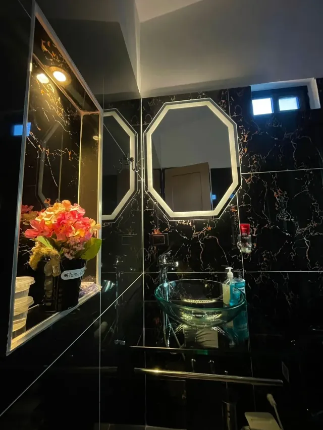 Hotel con jacuzzi interior y ventanales con vista panorámica a montañas, opción de glamping de lujo.