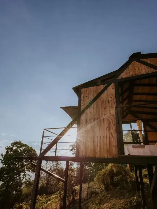 Cabaña de madera elevada con luz del amanecer en glamping Bucaramanga.