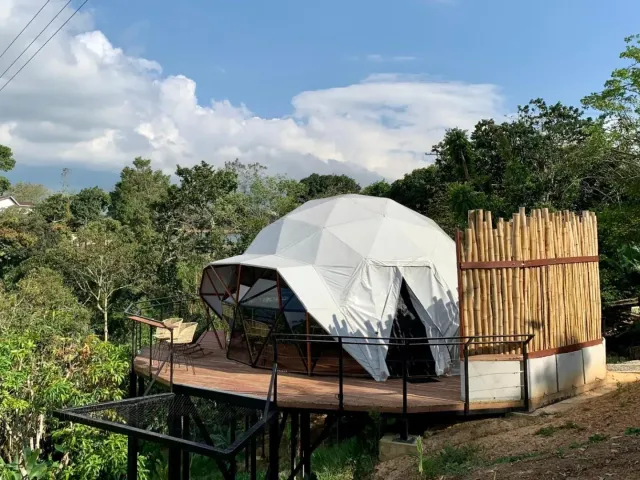 Domo geodésico elevado con terraza privada y bambú en glamping Bucaramanga.