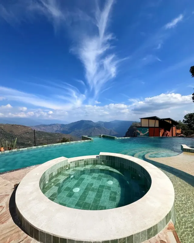 Piscina infinita y jacuzzi en glamping de Bucaramanga con vista a las montañas.