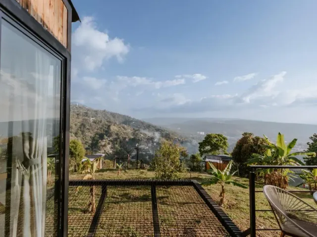 Terraza con vista a la montaña desde cabaña en glamping cerca de Bucaramanga.