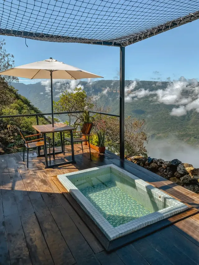 Jacuzzi privado al aire libre con vista al Cañón del Chicamocha en glamping de Bucaramanga.